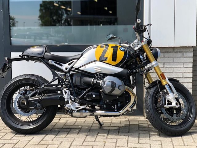 Daarom staat er 21 op de tank van de BMW R nineT