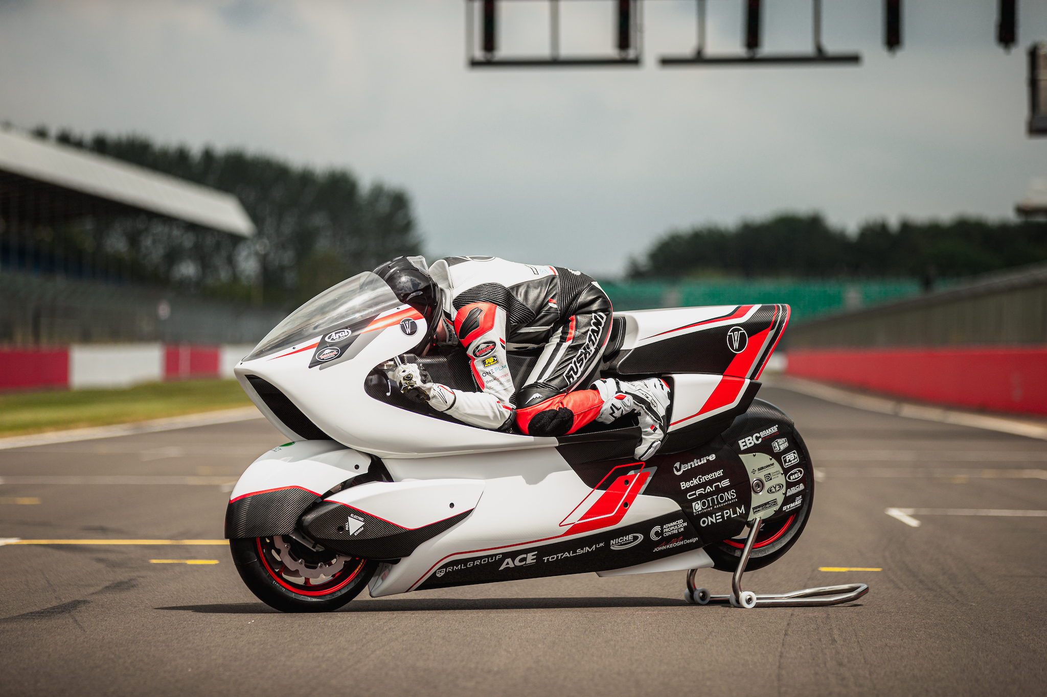 white-motorcycle-concepts-aast-op-snelheidsrecords-elektrische-motorfiets